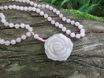 Edelsteen ketting rose quartz bosfoto