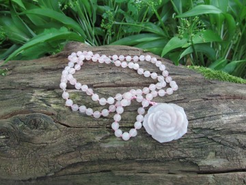 Edelsteen ketting rose quartz bosfoto