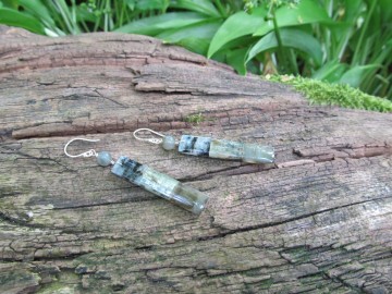 Edelsteen oorbellen labradoriet  kyaniet bosfoto