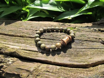 Groene sandelwood mantra armband bosfoto