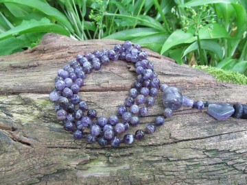Mala ketting amethist bosfoto