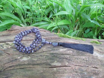 Mala ketting amethist bosfoto