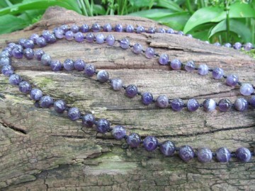 Mala ketting amethist bosfoto