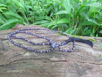 Mala ketting amethist bosfoto