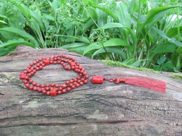 Mala ketting jaspis koraal bosfoto