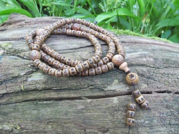 Mala ketting ohm dragon scale bosfoto