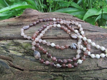 Mala ketting riverstone bosfoto