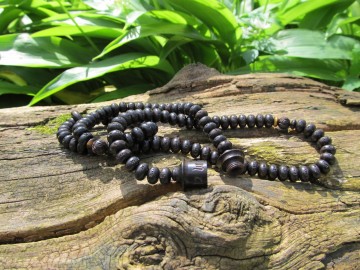 Mantra mala zwarte sandelwood bosfoto