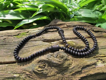 Mantra mala zwarte sandelwood bosfoto