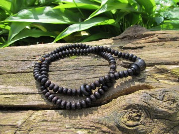 Mantra mala zwarte sandelwood bosfoto