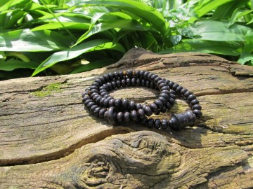 Mantra mala zwarte sandelwood bosfoto