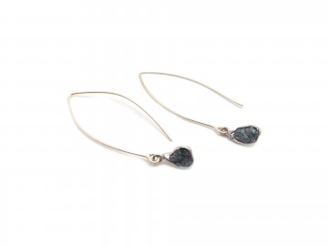 Oorbellen blauwe ruwe diamant