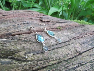 Oorbellen labradoriet bosfoto