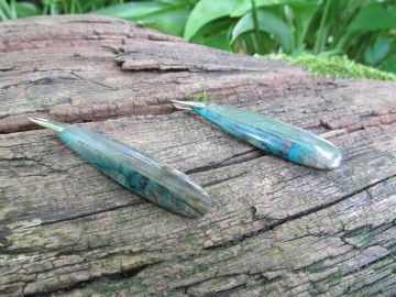 Oorbellen labradoriet chrysocolla bosfoto