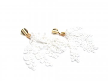 Oorbellen white silk