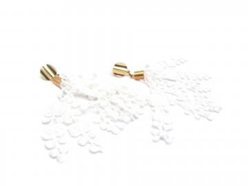 Oorbellen white silk