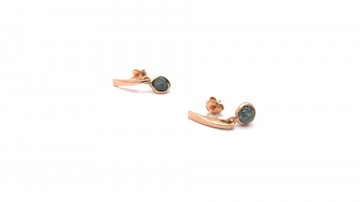 Oorstekers strak design blauwe ruwe diamant rose
