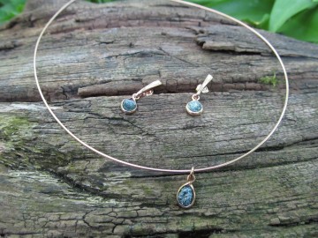 Spang en oorbellen blauwe diamant