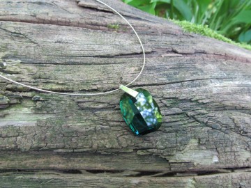 Spang ketting groene swarovski emerald bosfoto